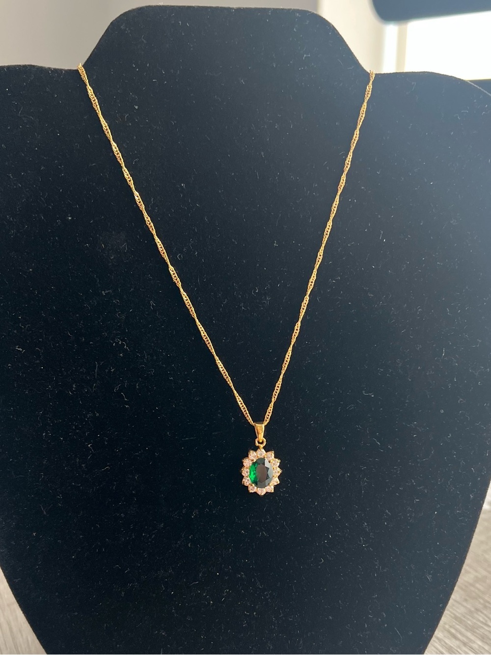 Elegant Gold-Tone Emerald Green Oval Pendant Necklace - Picture 3 of 7
